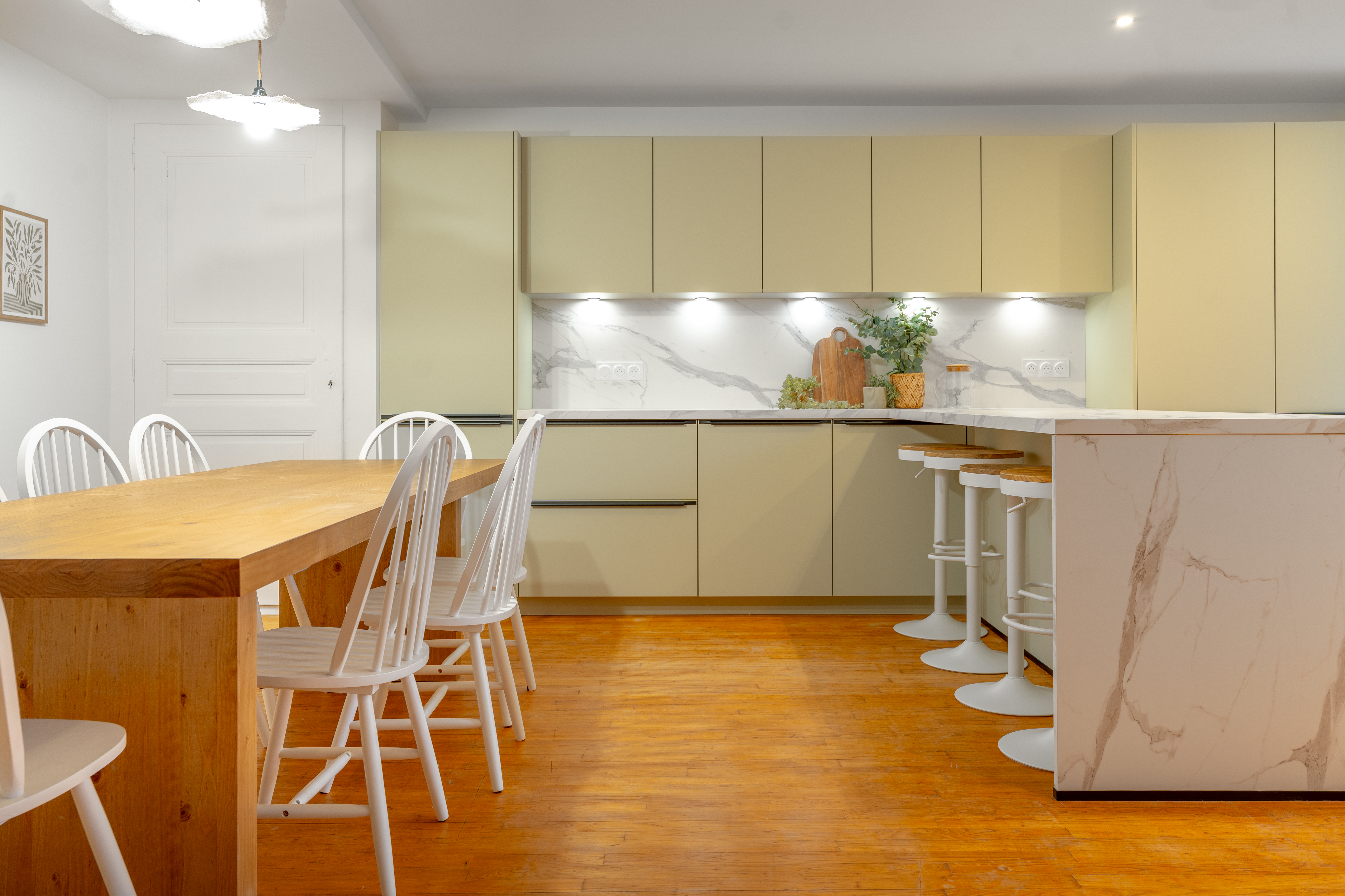 Cuisine ouverte coliving Cruseilles – marbre & bois