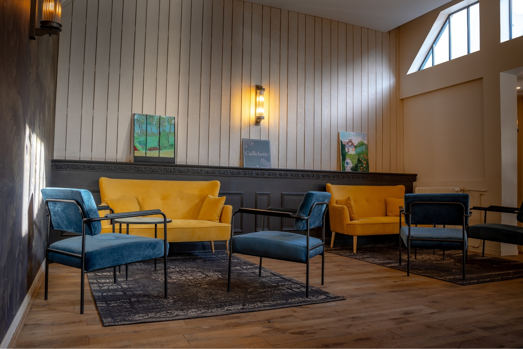 Salon Caillebotte — fauteuils velours bleu & jaune, lambris et toiles peintes